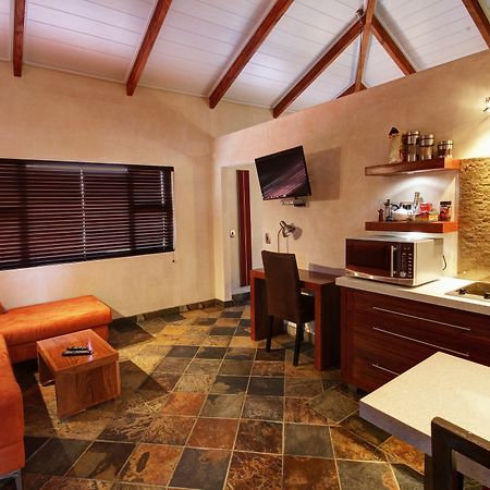 Hartmann Suites Serviced Self-Catering Apartments Windhoek Esterno foto